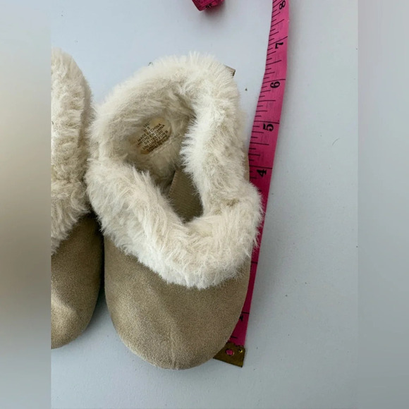 Old Navy Tan and cream suede slippers with faux fur lining Size 12-18M - Picture 5 of 5